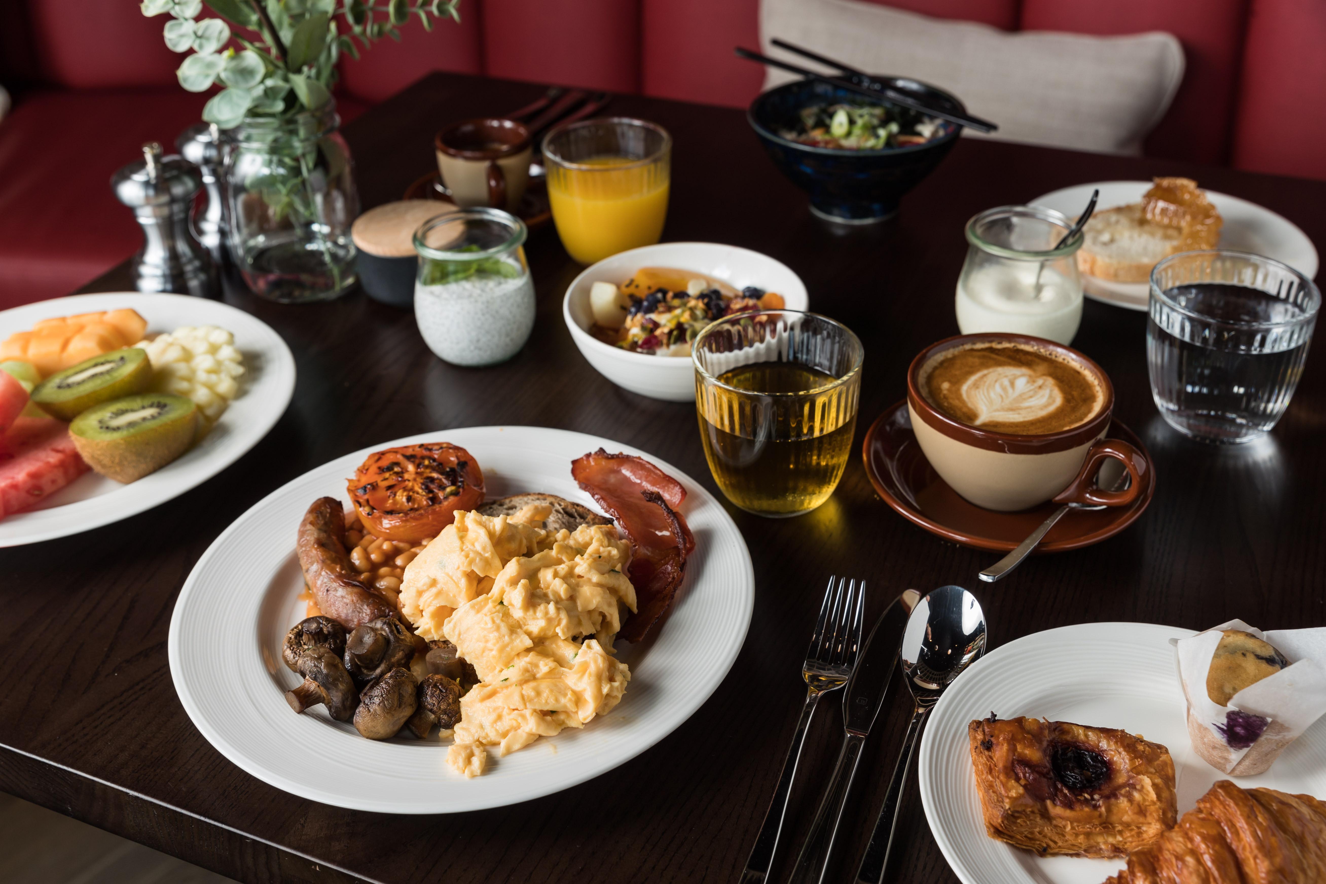 Готель Crystalbrook Bailey Кернс Екстер'єр фото A breakfast at the restaurant