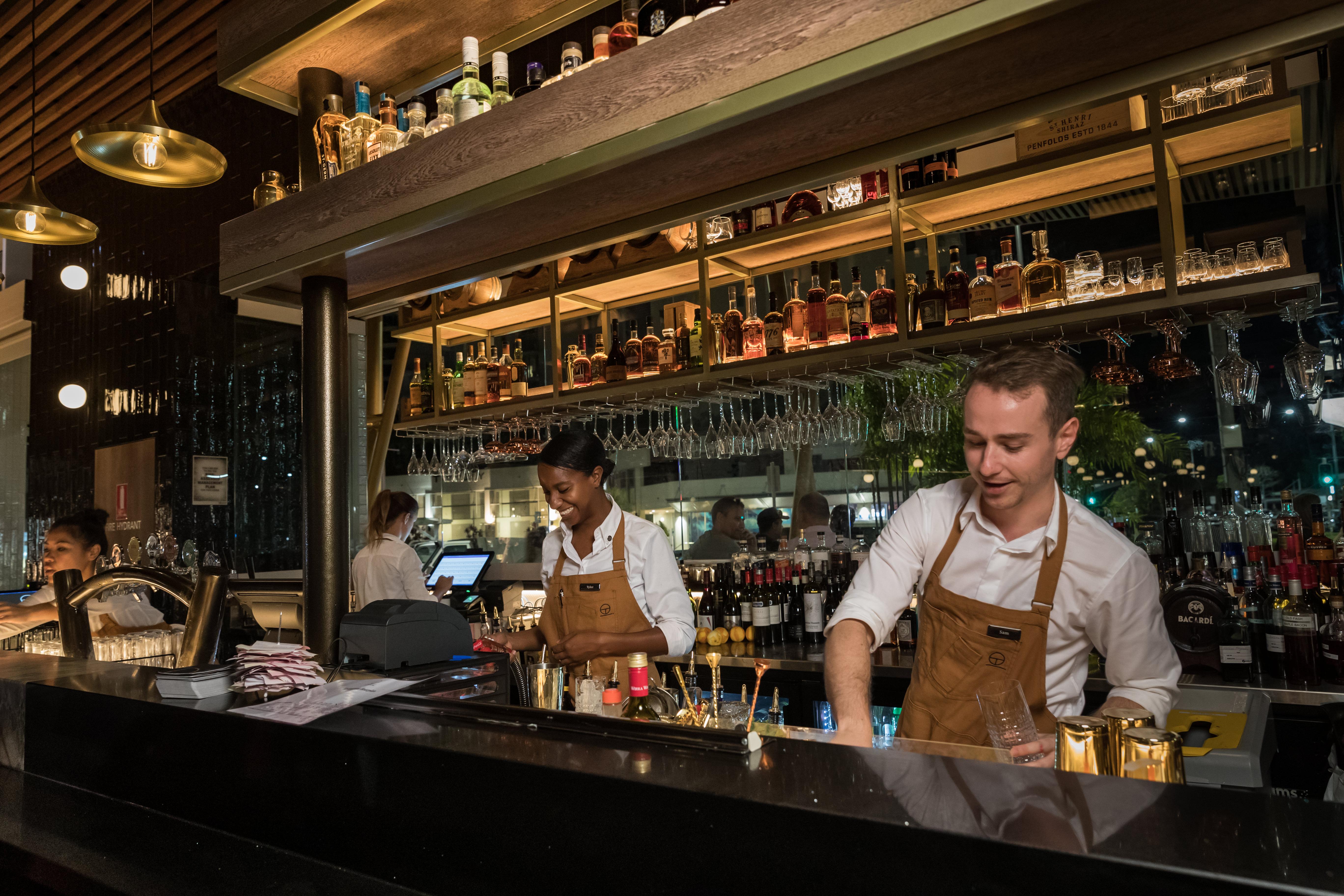Готель Crystalbrook Bailey Кернс Екстер'єр фото The bar at the restaurant