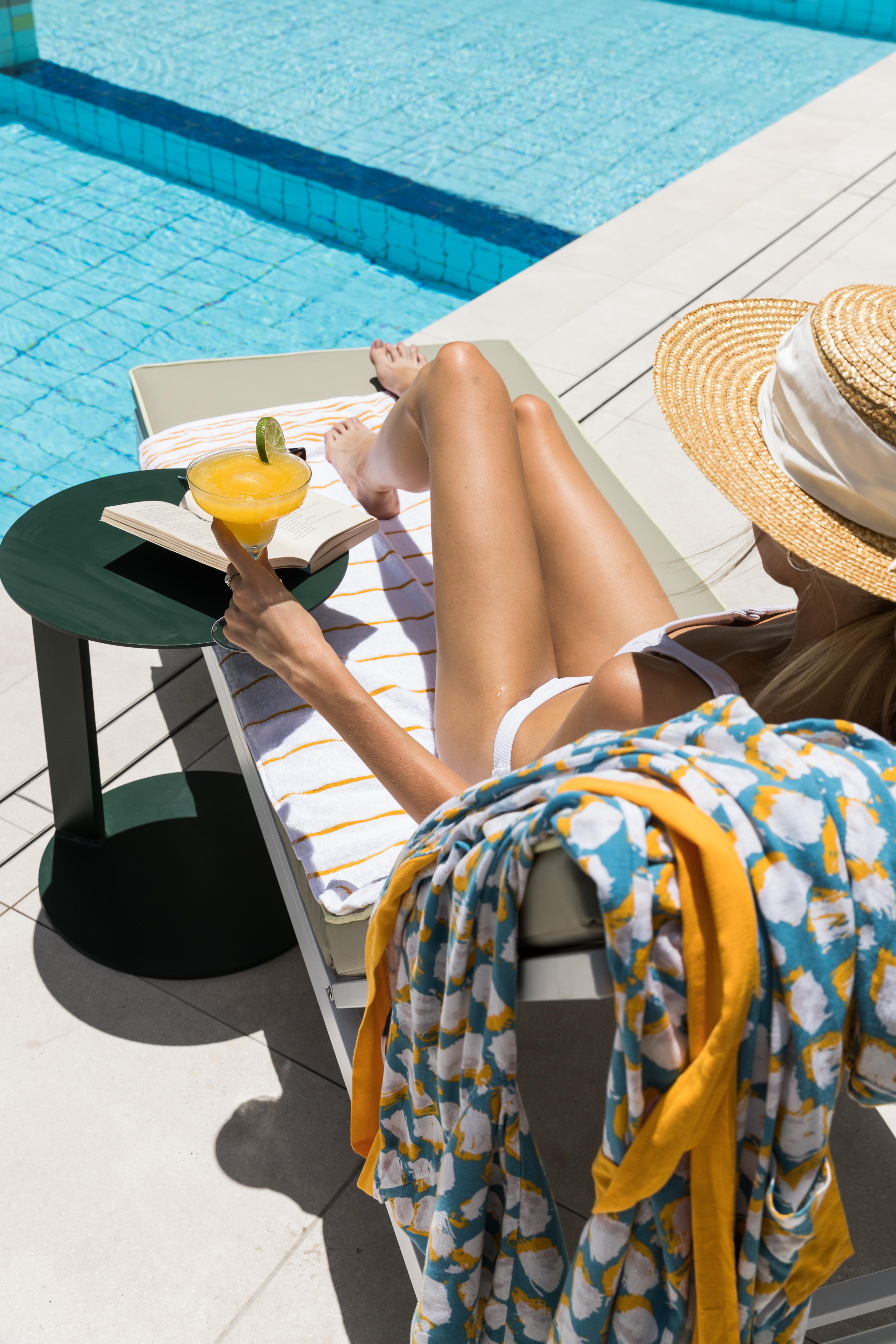 Готель Crystalbrook Bailey Кернс Екстер'єр фото A woman sunbathing